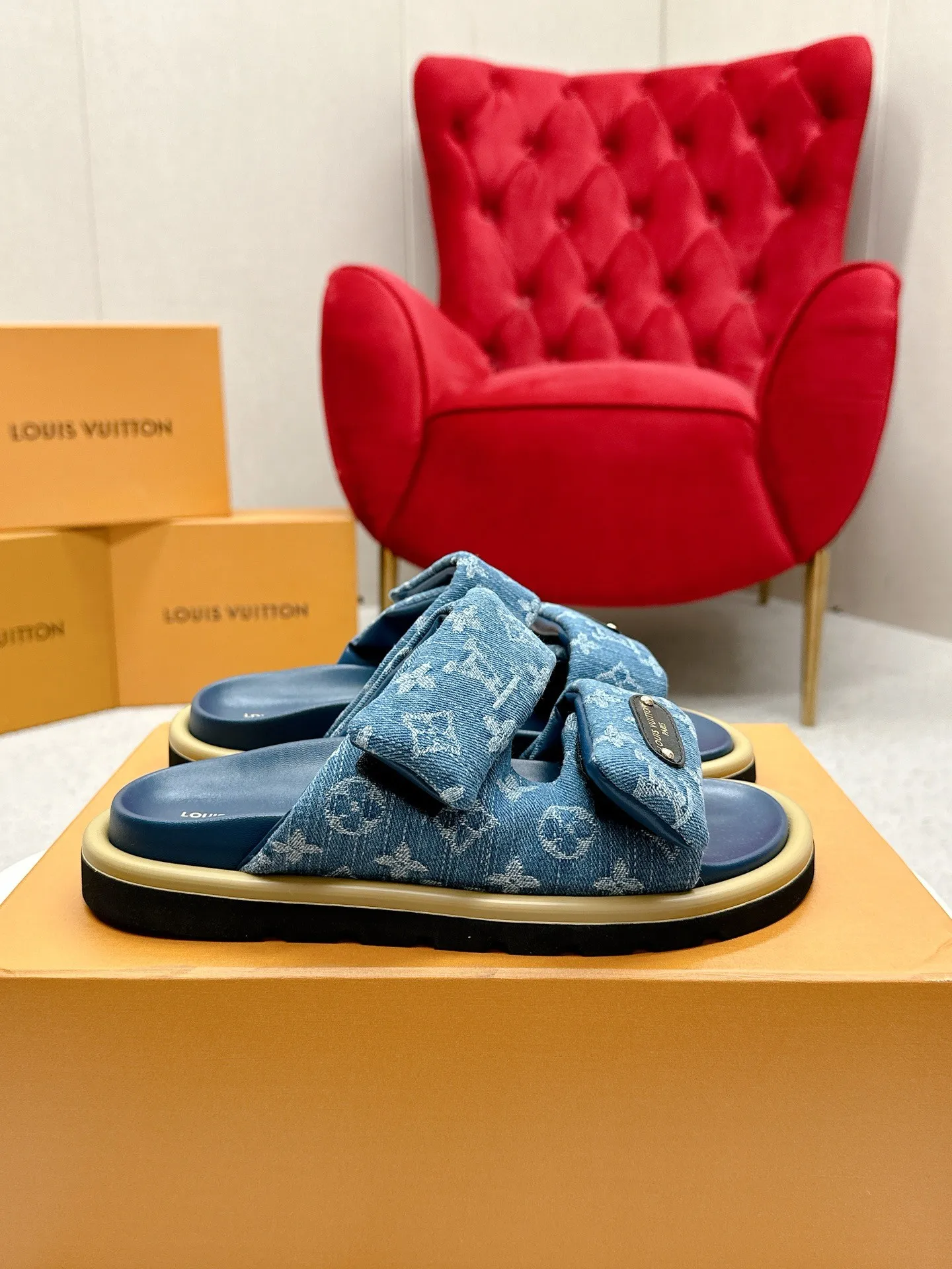 P340 yuan LV Louis Vuitton Full of high-end feel! A popular model among bloggers at home and abroad, it’s retro and fashionable, and looks stunning on your feet! Mainly recommended model on the official website★ ━━━━━ ЅᏇєєt ━━━━━ ▪️Upper: original calfskin ➕5D printing process ▪️Inner: imported mixed sheepskin ▪️Outsole: original molded foam outsole ▪️Size: Female 35-40 Men's 39-44 (women's 41 men's 45)